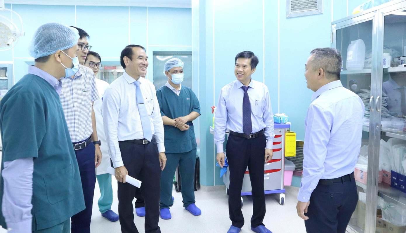 PGS. TS. Nguyễn Lân Hiếu trao đổi với các lãnh đạo, y, bác sĩ Bệnh viện ĐH Y dược Buôn Ma Thuột