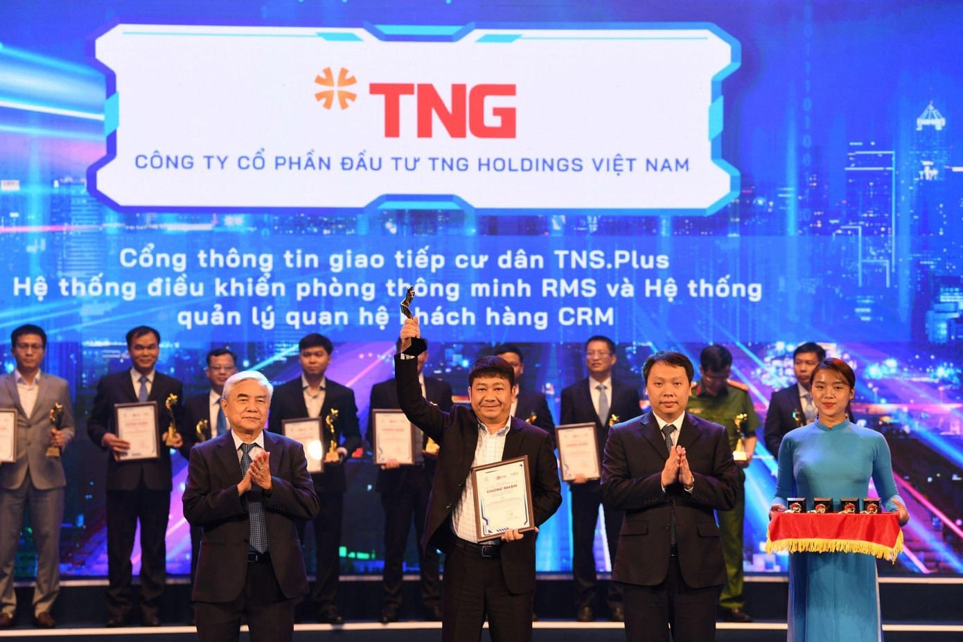 Ông Bùi Quốc Khánh - Giám đốc Công nghệ Tập đoàn TNG Holdings Vietnam nhận giải thưởng “Doanh nghiệp chuyển đổi số xuất sắc” năm 2022