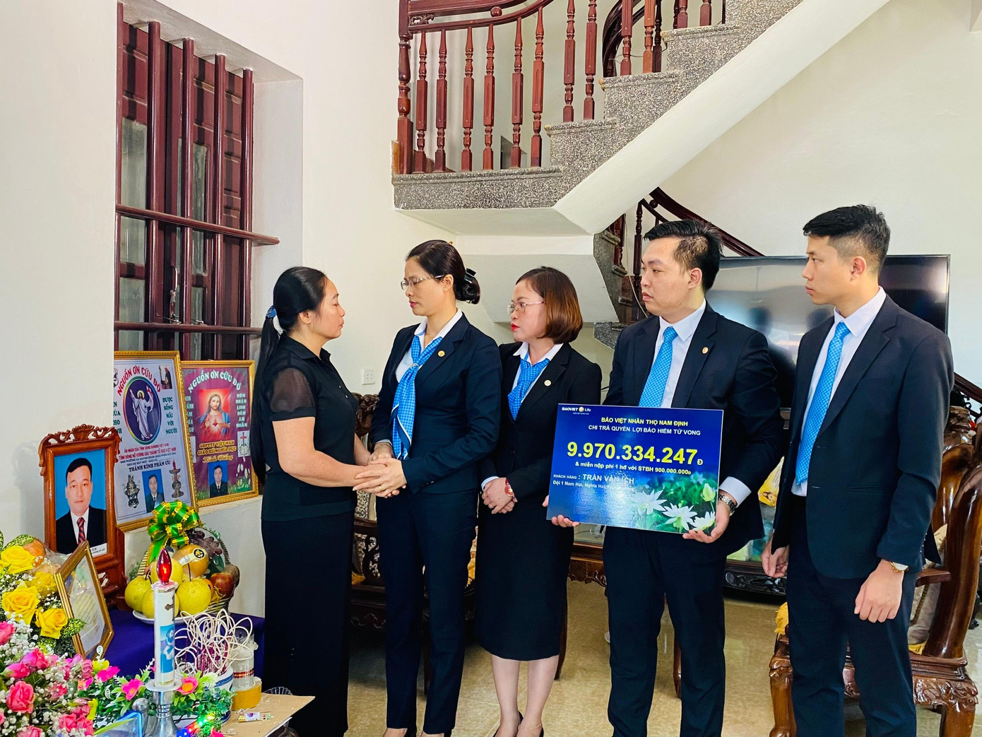 Bảo Việt Nhân thọ đến thăm hỏi, động viên gia đình anh Trần Văn Ích sau khi nhận được thông tin anh gặp rủi ro do tai nạn đuối nước