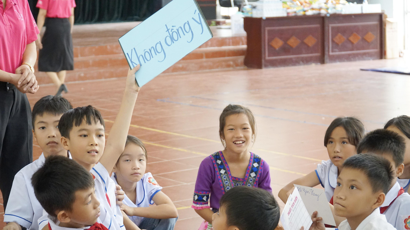 Nam và nữ cũng có người tiêu hoang và không hoang chứ không liên quan đến miệng rộng ạ! – Đó là một trong những lý giải của các bạn nhỏ khi lựa chọn không đồng ý với quan điểm “Đàn ông miệng rộng thì sang, đàn bà miệng rộng tan hoang cửa nhà” trong hoạt động “Tấm bảng biết nói”. Hoạt động này thuộc khu vực “Em biết”.