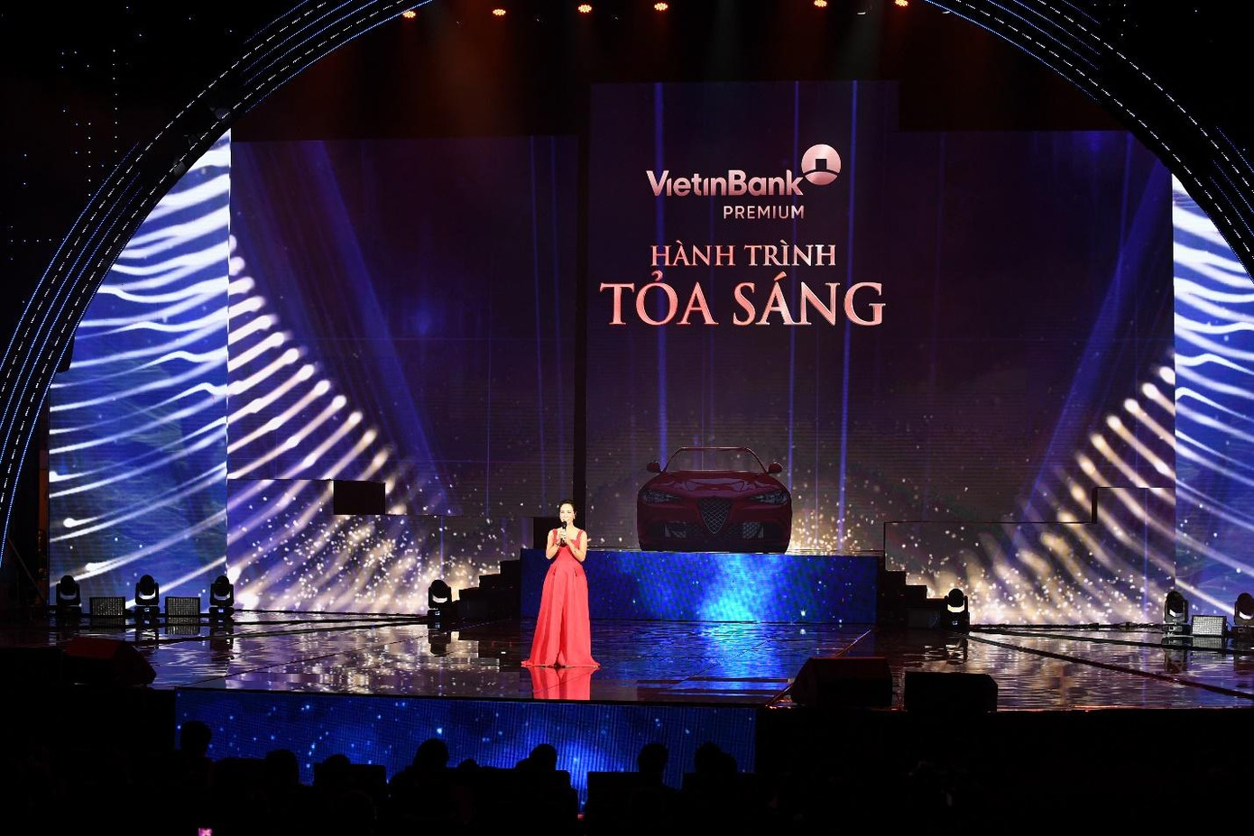 Ca sỹ Uyên Linh với đêm hành trình tỏa sáng