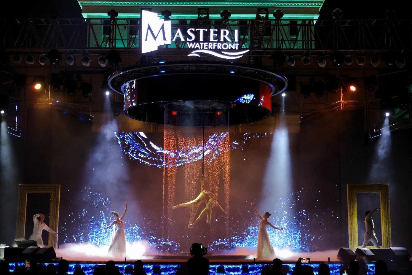 Cảm hứng sống kiệt tác thể hiện rõ nét qua màn trình diễn múa trên không tương tác màn mưa độc đáo