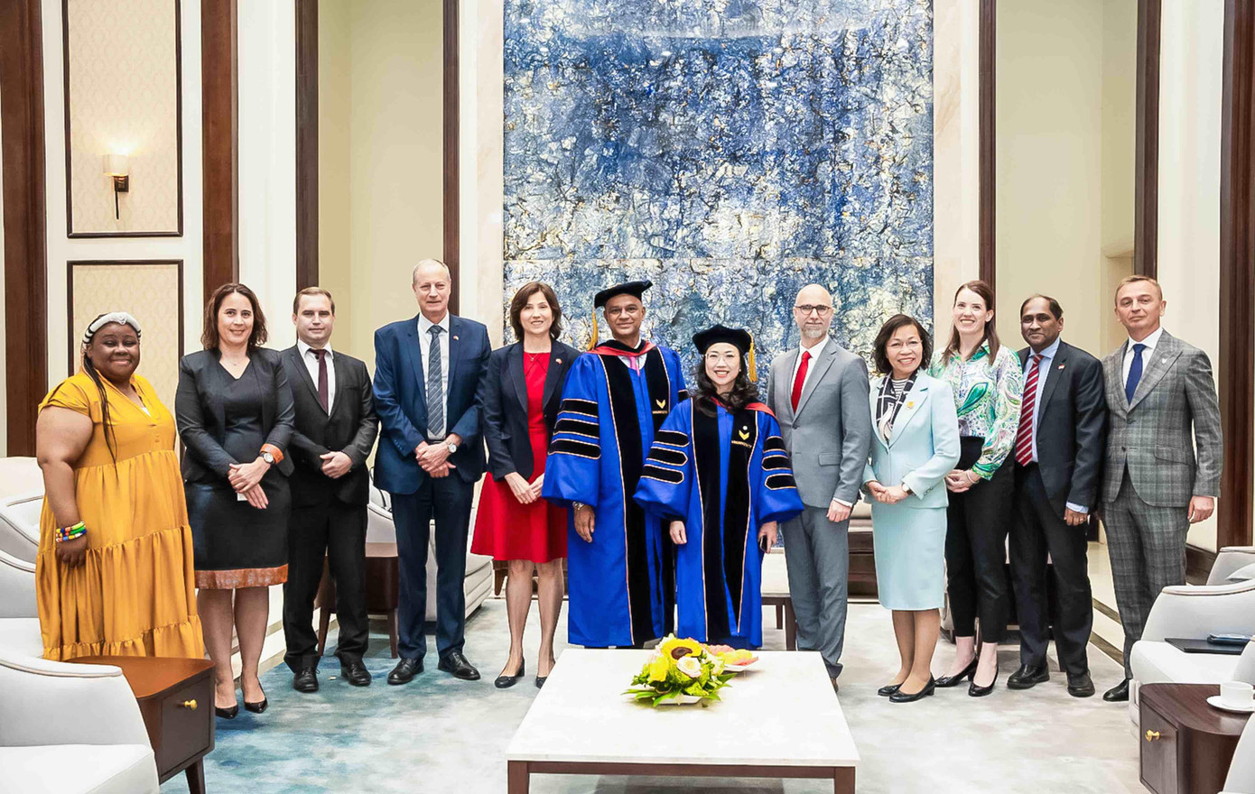 Đại diện Đại sứ đặc mệnh toàn quyền, bí thư, tham tán… các nước đến chúc mừng Khai giảng VinUni. Hiện VinUni có sinh viên đến từ 19 quốc gia theo học.