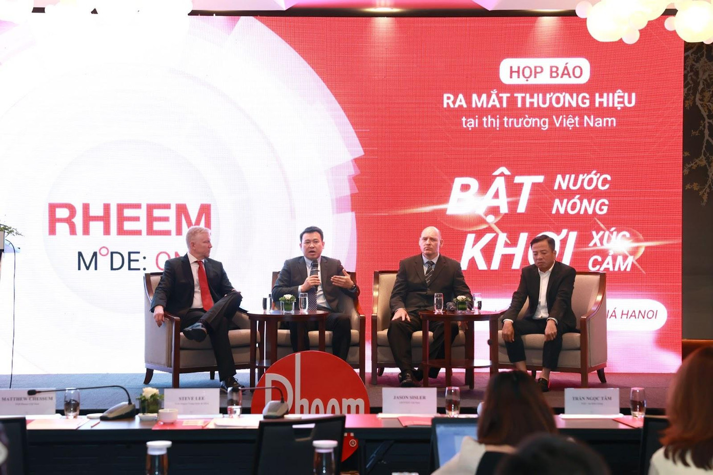 Đại diện Rheem Việt Nam và đơn vị phân phối An Biên