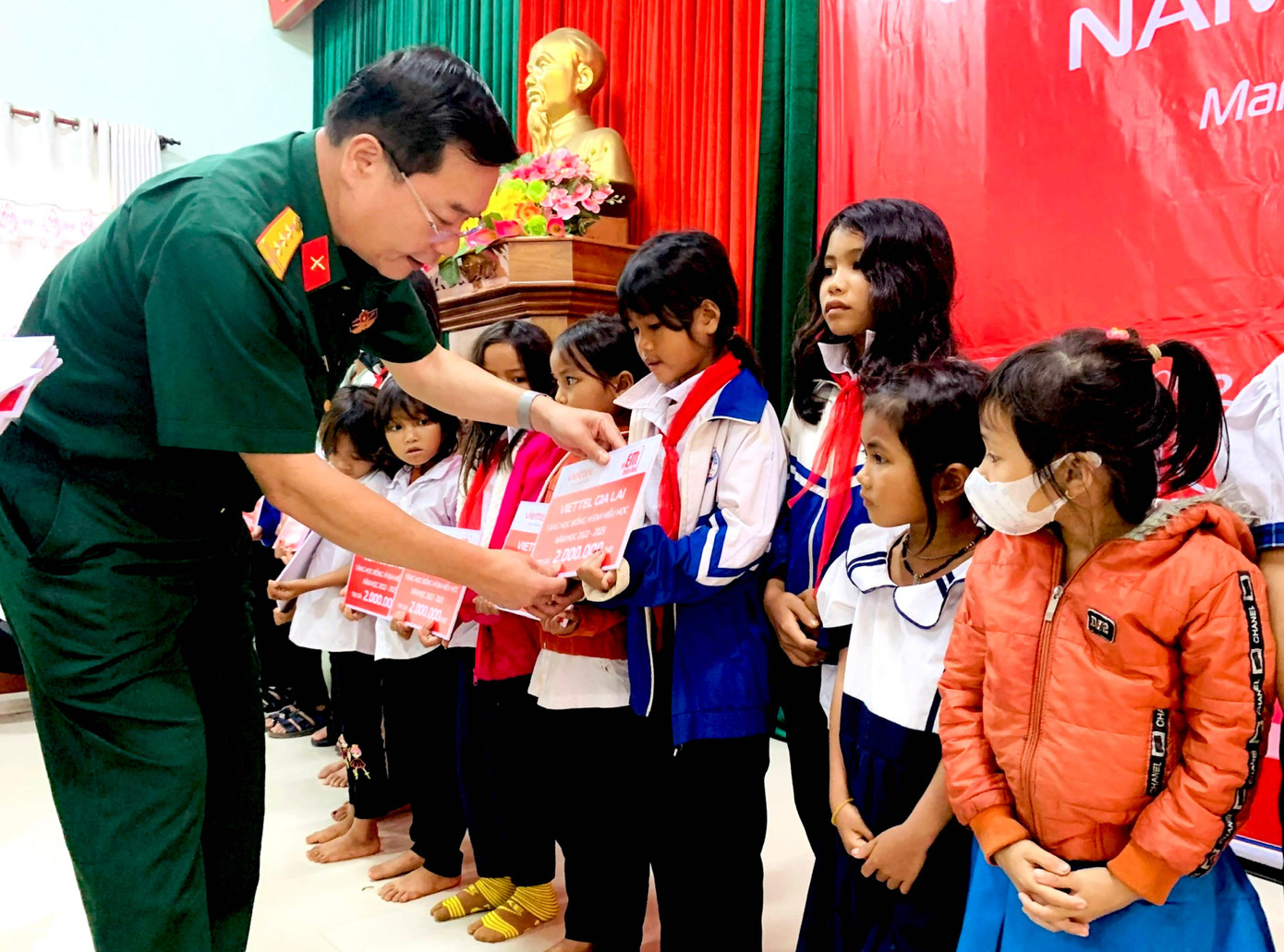 Thượng tá Trần Văn Thuân tặng học bổng cho học sinh nghèo ở Gia Lai