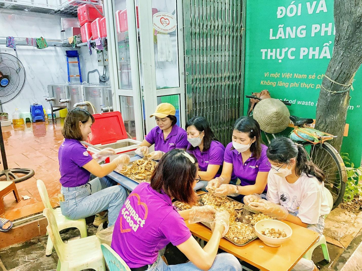 Tập thể nhân viên Mondelez Kinh Đô tích cực tham gia những hoạt động tình nguyện để chia sẻ khó khăn với cộng đồng và nâng cao ý thức phát triển bền vững