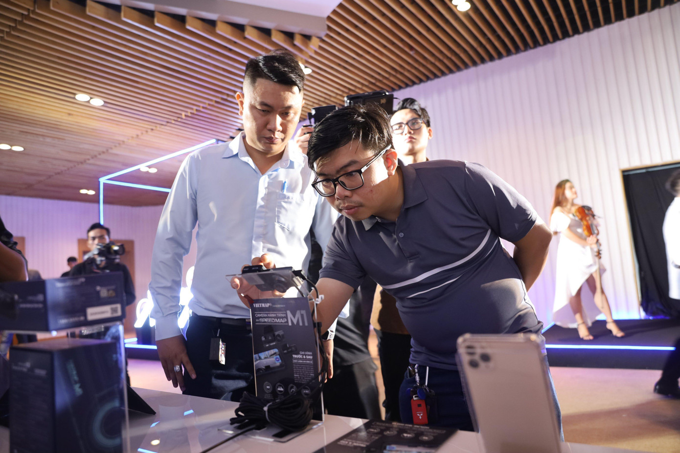 Khách hàng trải nghiệm sản phẩm ở Booth Khách hàng trải nghiệm sản phẩm ở Booth