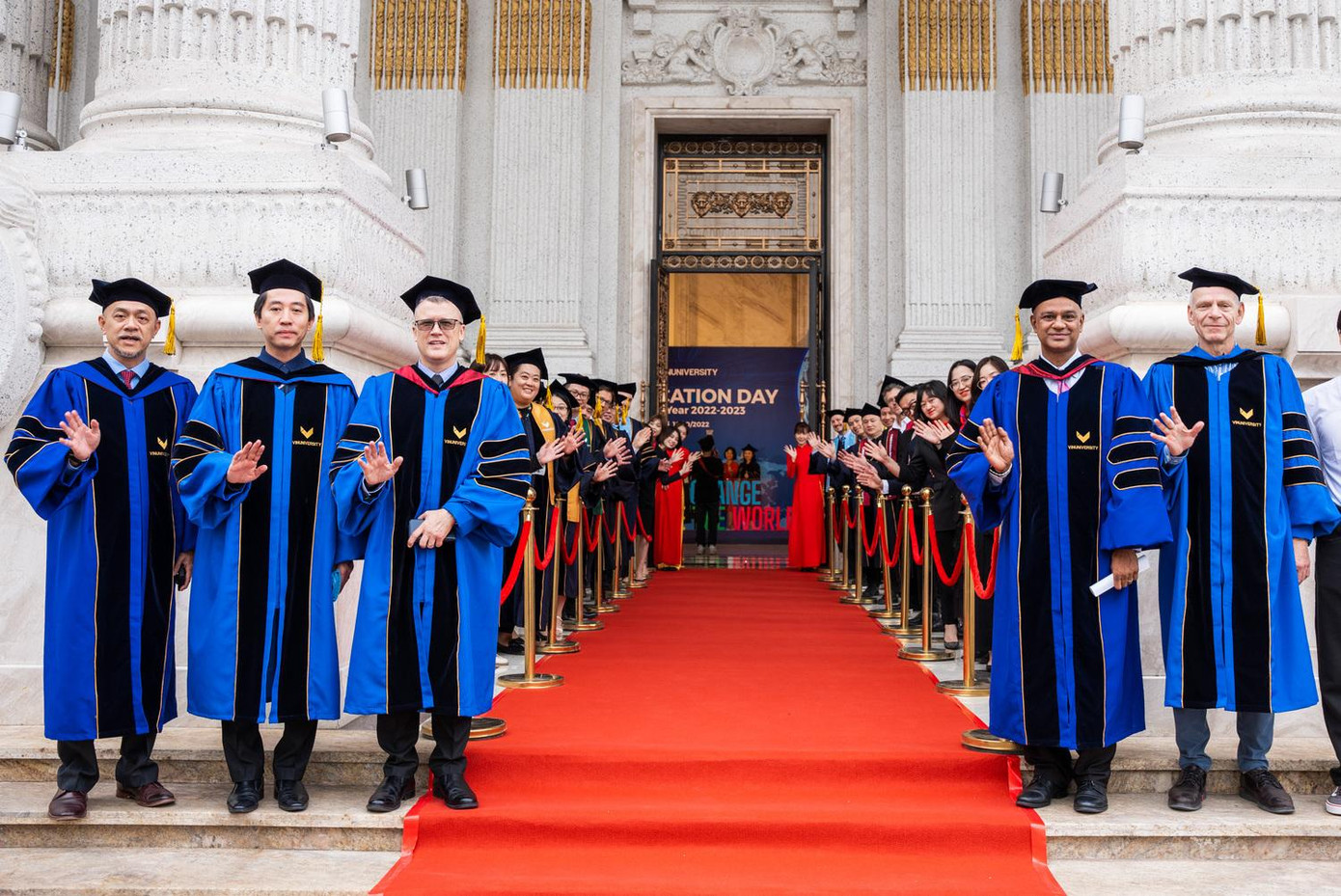 Đội ngũ giảng viên của VinUni chào đón khách mời đến Lễ khai giảng. Hiệntỷ lệ giảng viên/sinh viên của VinUni là 1/6, vượt xa tiêu chuẩn 5 sao của QS. Các giảng viên của VinUni đến từ nhiều quốc gia và tu nghiệp tại các trường đại học hàng đầu trên thế giới.