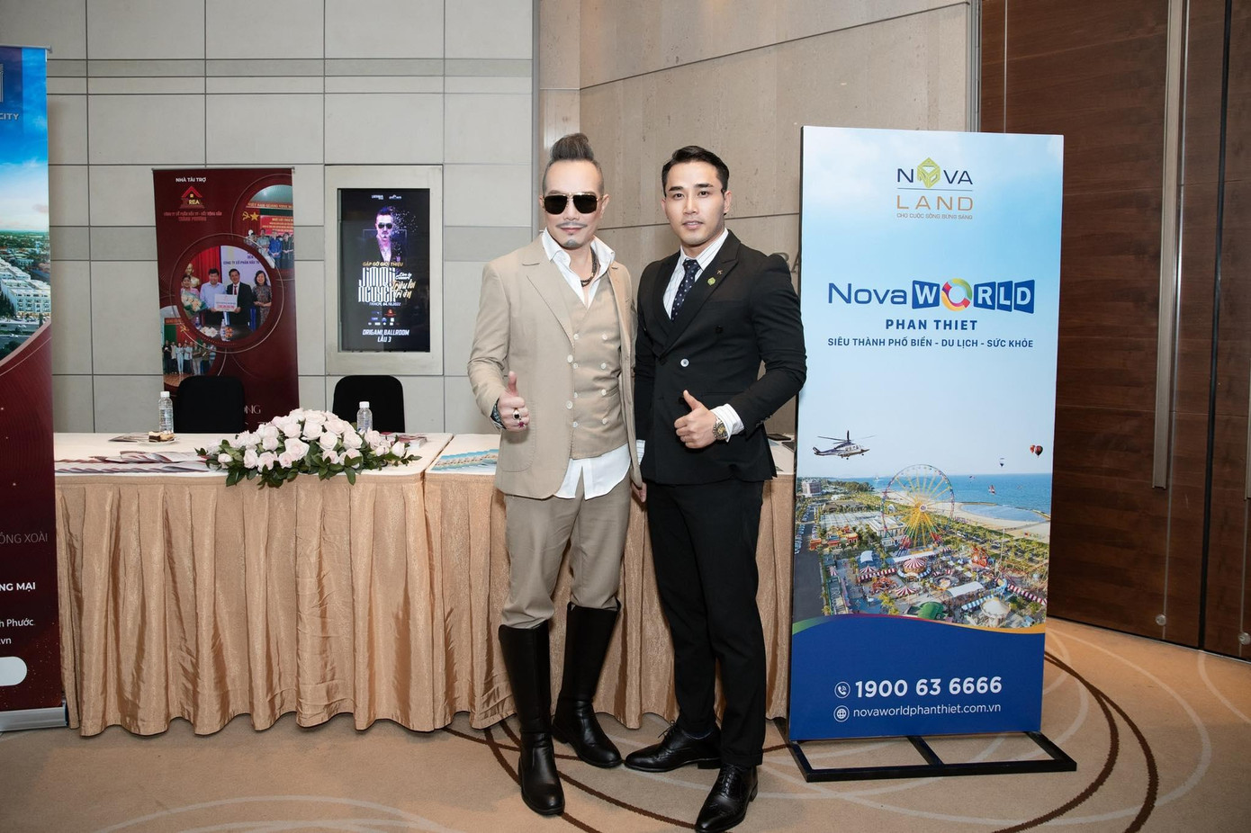 Jimmii Nguyễn và đại diện nhà tài trợ NovaLand