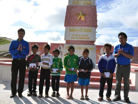 Trao tặng học bổng bên cột cờ Lý Sơn