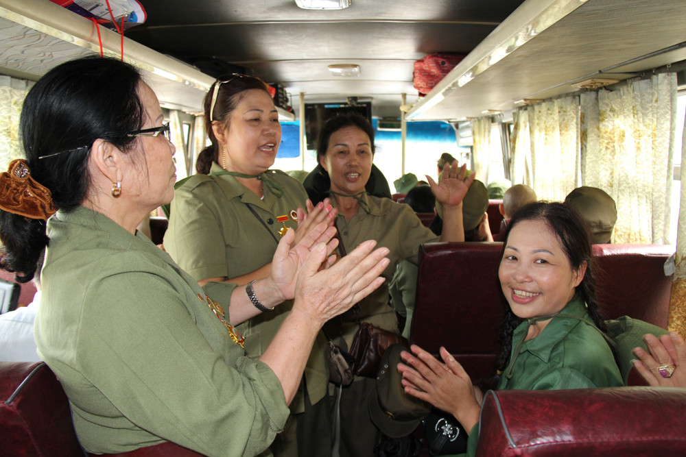 Trên đường đến địa danh Núi Nấp, chiếc xe rộn lời ca của những “Cô gái mở đường”. Ảnh: Trường Phong. 