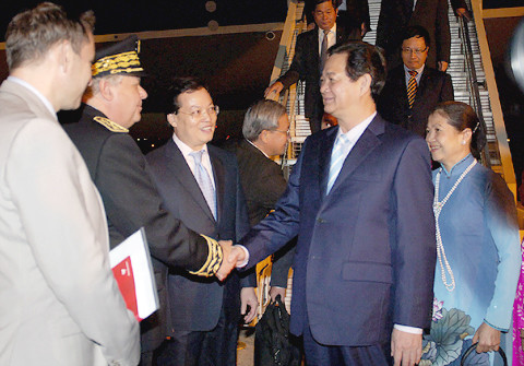 Lãnh đạo vùng Val de Marne đón Thủ tướng và Phu nhân, cùng đoàn cấp cao Việt Nam. Ảnh: VGP/Nhật Bắc