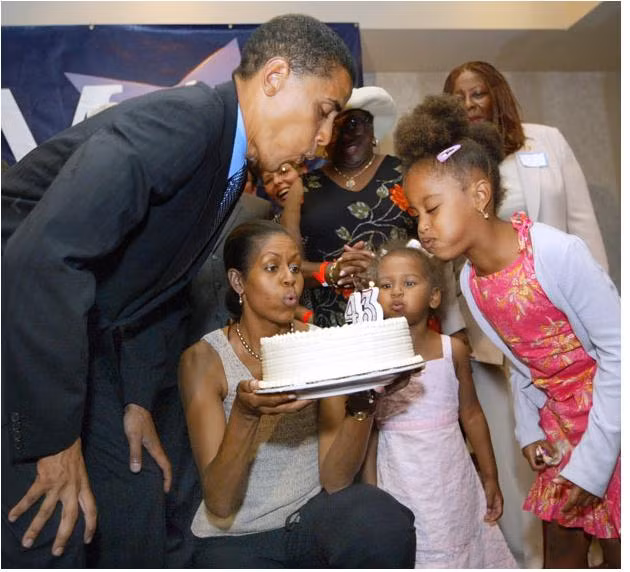 Ngày 4 tháng 8 năm 2004, ông Barack Obama thổi nến mừng sinh nhật lần thứ 43 của mình cùng với phu nhân và hai cô con gái