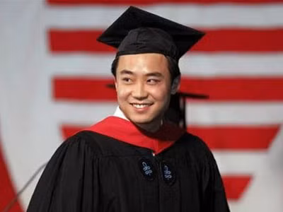 Bạc Qua Qua trong lễ tốt nghiệp thạc sĩ tại đại học Havard năm ngoái. Ảnh: Reuters