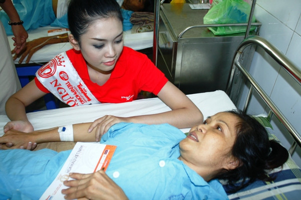 Nguyễn Thị Xuân Trang (Đà Nẵng) - Người đẹp Tài năng trò chuyện với bệnh nhân đồng hương 