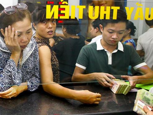 Ngân hàng Nhà nước không khuyến khích dân giữ vàng. Trong ảnh: người dân giao dịch và kiểm định vàng tại chi nhánh Công ty SJC miền Bắc ngày 25-10. Ảnh: Nguyễn Khánh(Tuổi trẻ)