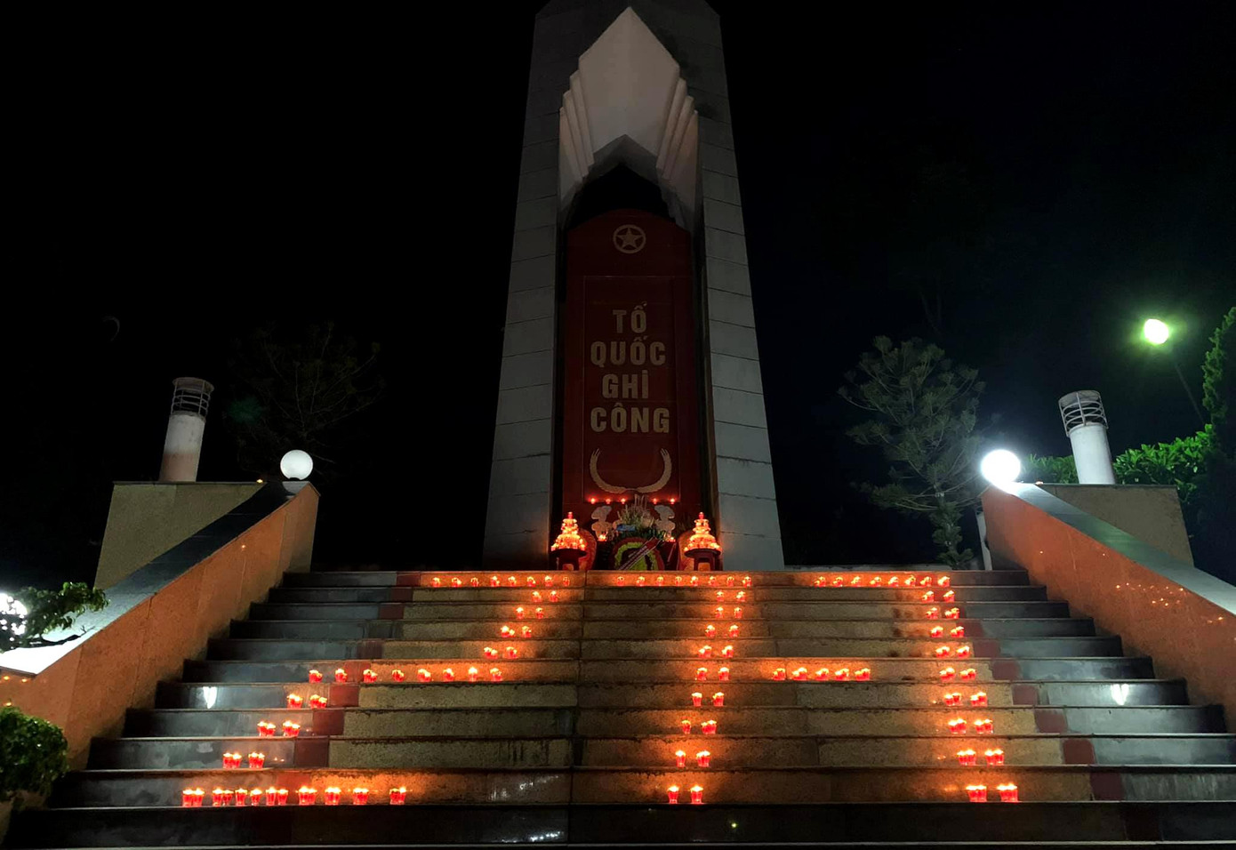 Hướng tới kỷ niệm Ngày Thương binh - Liệt sỹ, tối 26/7, tuổi trẻ đã đồng loạt dâng hương, hoa và thắp nến tri ân tại các nghĩa trang, đền, đài tưởng niệm các Anh hùng liệt sĩ trên khắp cả nước.