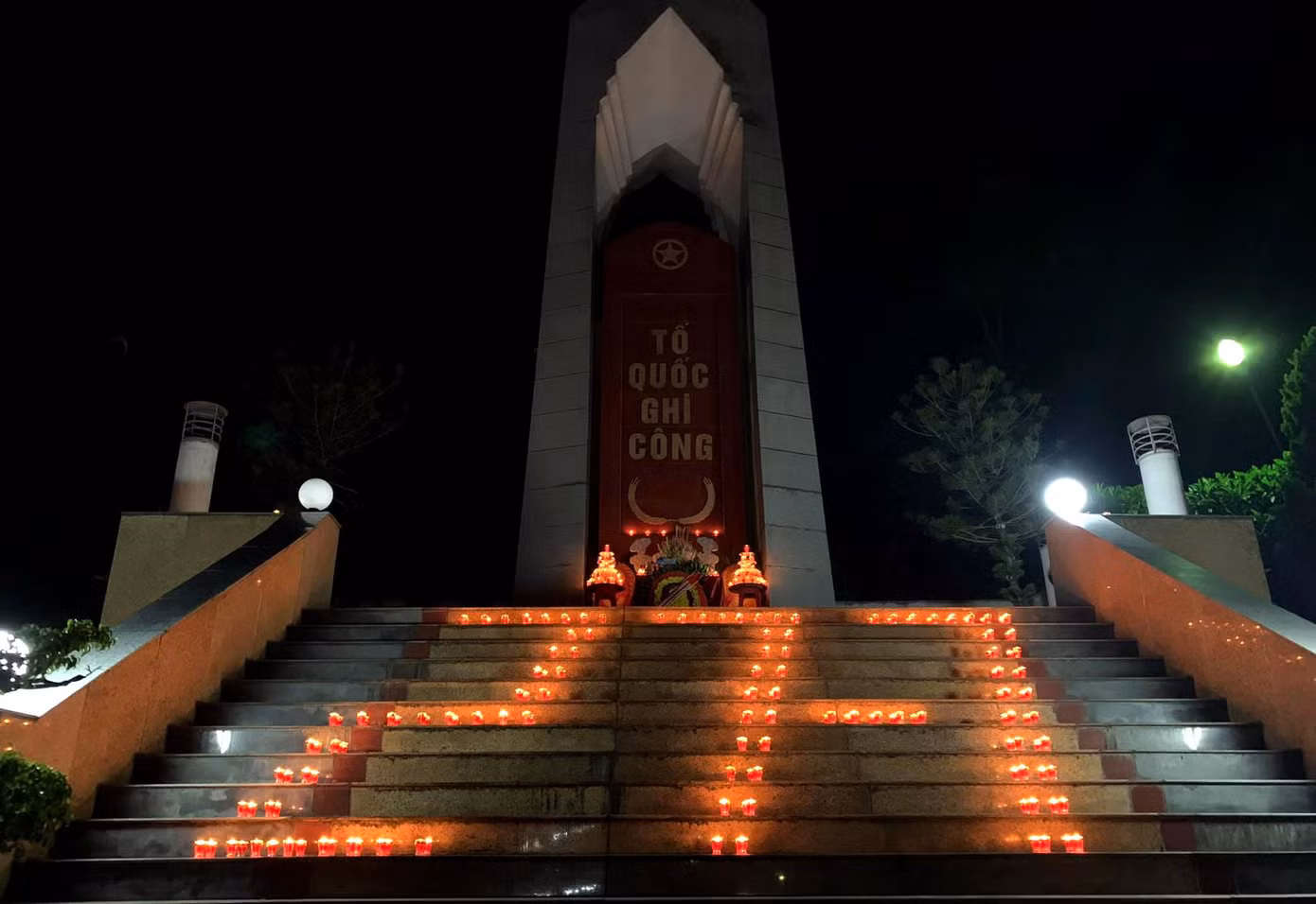 Hướng tới kỷ niệm Ngày Thương binh - Liệt sỹ, tối 26/7, tuổi trẻ đã đồng loạt dâng hương, hoa và thắp nến tri ân tại các nghĩa trang, đền, đài tưởng niệm các Anh hùng liệt sĩ trên khắp cả nước.