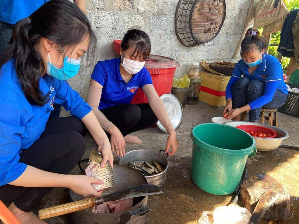 Đoàn viên thanh niên chế biến chuẩn bị bữa cơm Đoàn viên thanh niên chế biến chuẩn bị bữa cơm