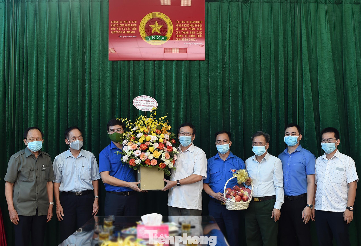 Anh Bùi Quang Huy tặng hoa chúc mừng T.Ư Hội Cựu TNXP Việt Nam. Ảnh: Xuân Tùng Anh Bùi Quang Huy tặng hoa chúc mừng T.Ư Hội Cựu TNXP Việt Nam. Ảnh: Xuân Tùng