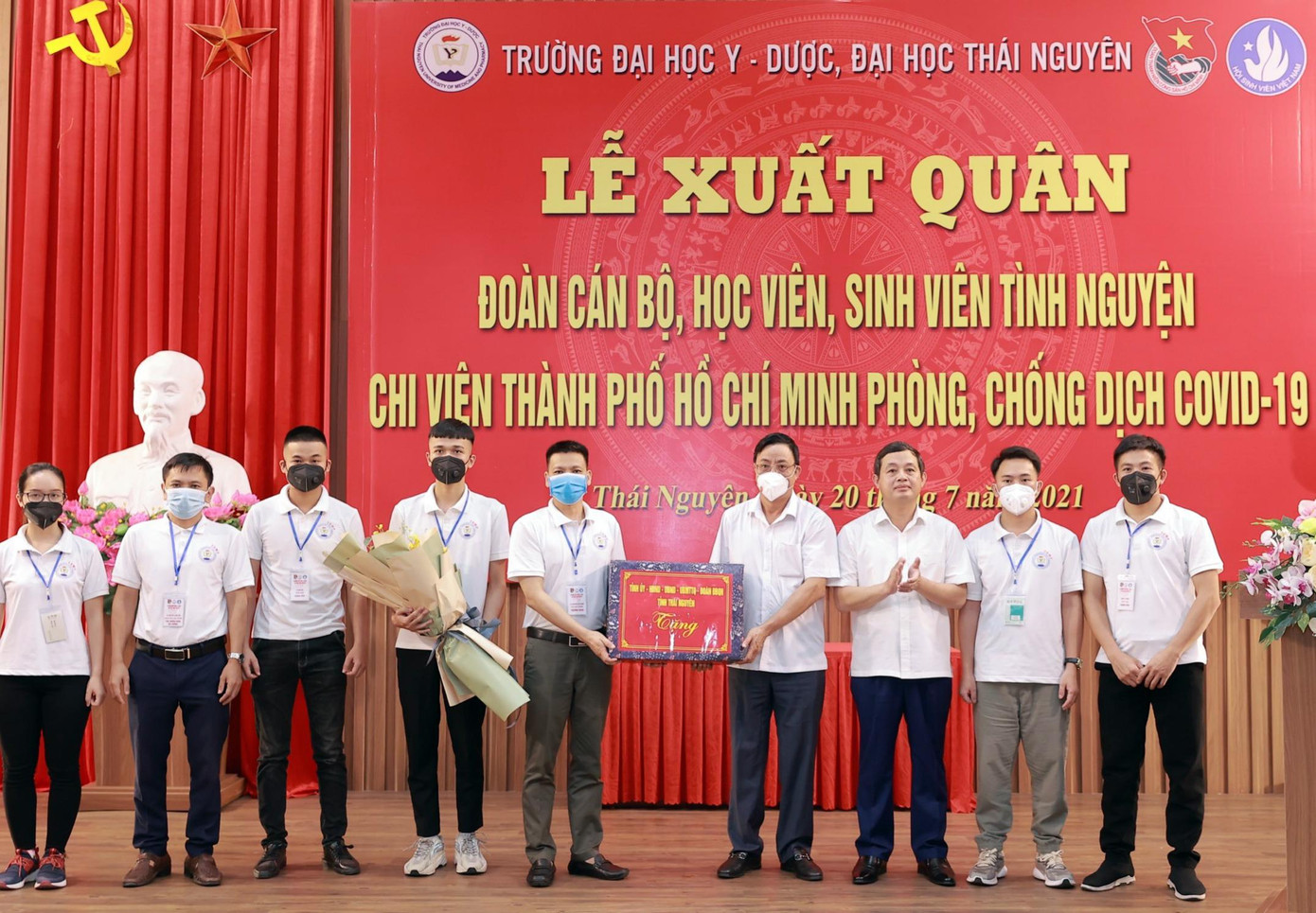 Lãnh đạo tỉnh Thái Nguyên trao hỗ trợ, động viên đoàn tình nguyện lên đường làm nhiệm vụ phòng chống dịch COVID-19 Lãnh đạo tỉnh Thái Nguyên trao hỗ trợ, động viên đoàn tình nguyện lên đường làm nhiệm vụ phòng chống dịch COVID-19