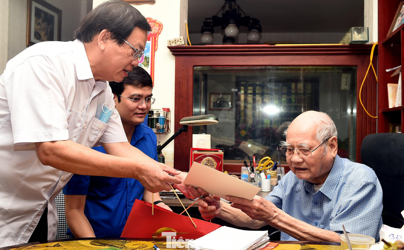 Đoàn đến thăm và tặng quà ông Tạ Quang Chiến. Ảnh: Xuân Tùng Đoàn đến thăm và tặng quà ông Tạ Quang Chiến. Ảnh: Xuân Tùng