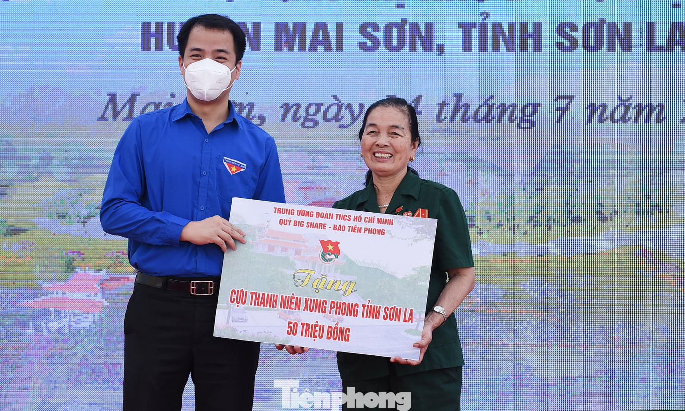 Dịp này, T.Ư Đoàn, Quỹ BIG SHARE thông qua Báo Tiền Phong trao 50 triệu đồng cho Hội Cựu TNXP tỉnh Sơn La. Trong ảnh, anh Ngô Văn Cương - Bí thư T.Ư Đoàn trao tặng biển tượng trưng.