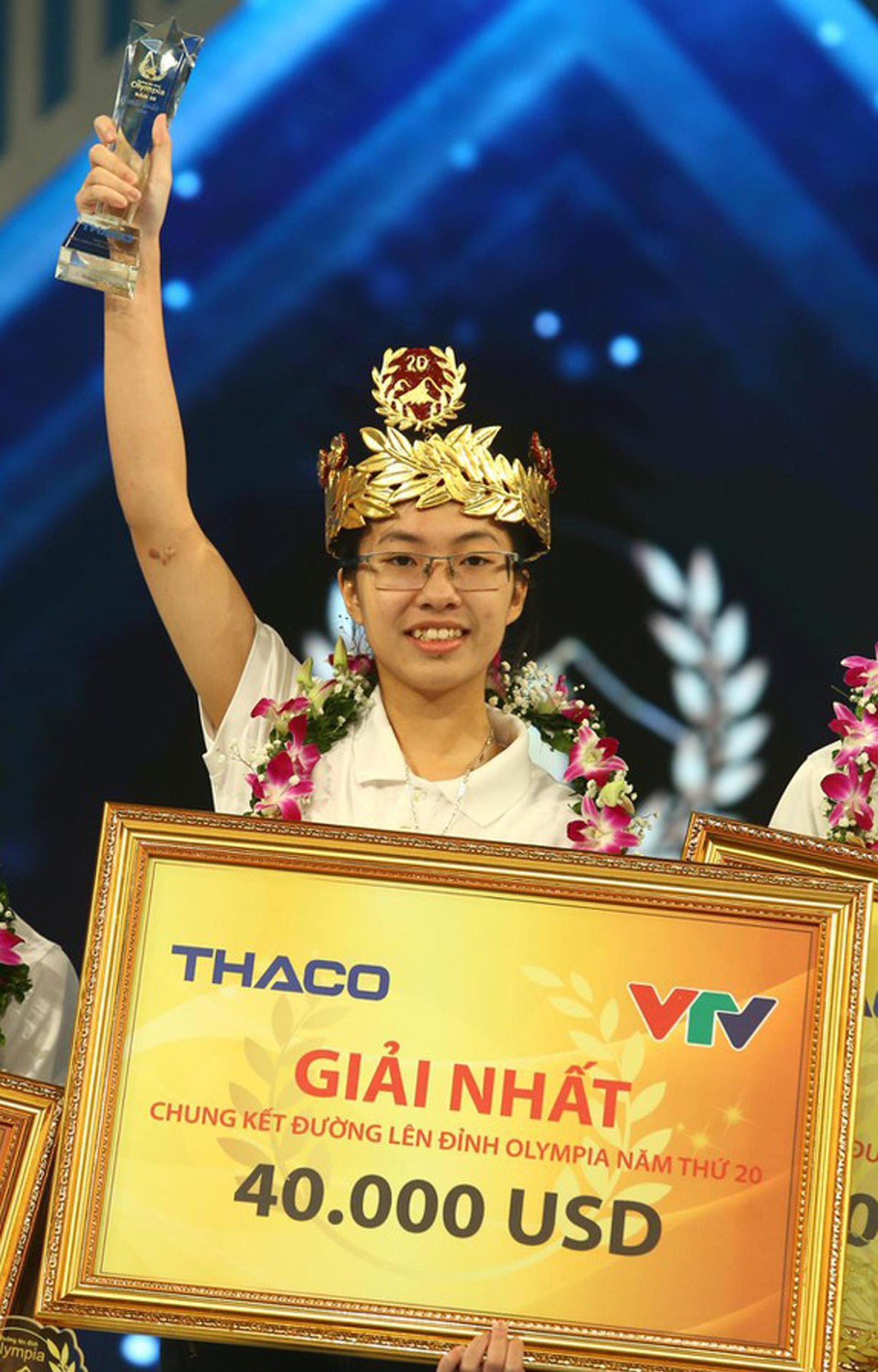 Thu Hằng là học sinh đầu tiên mang vòng nguyệt quế sân chơi Olympia về tỉnh Ninh Bình.