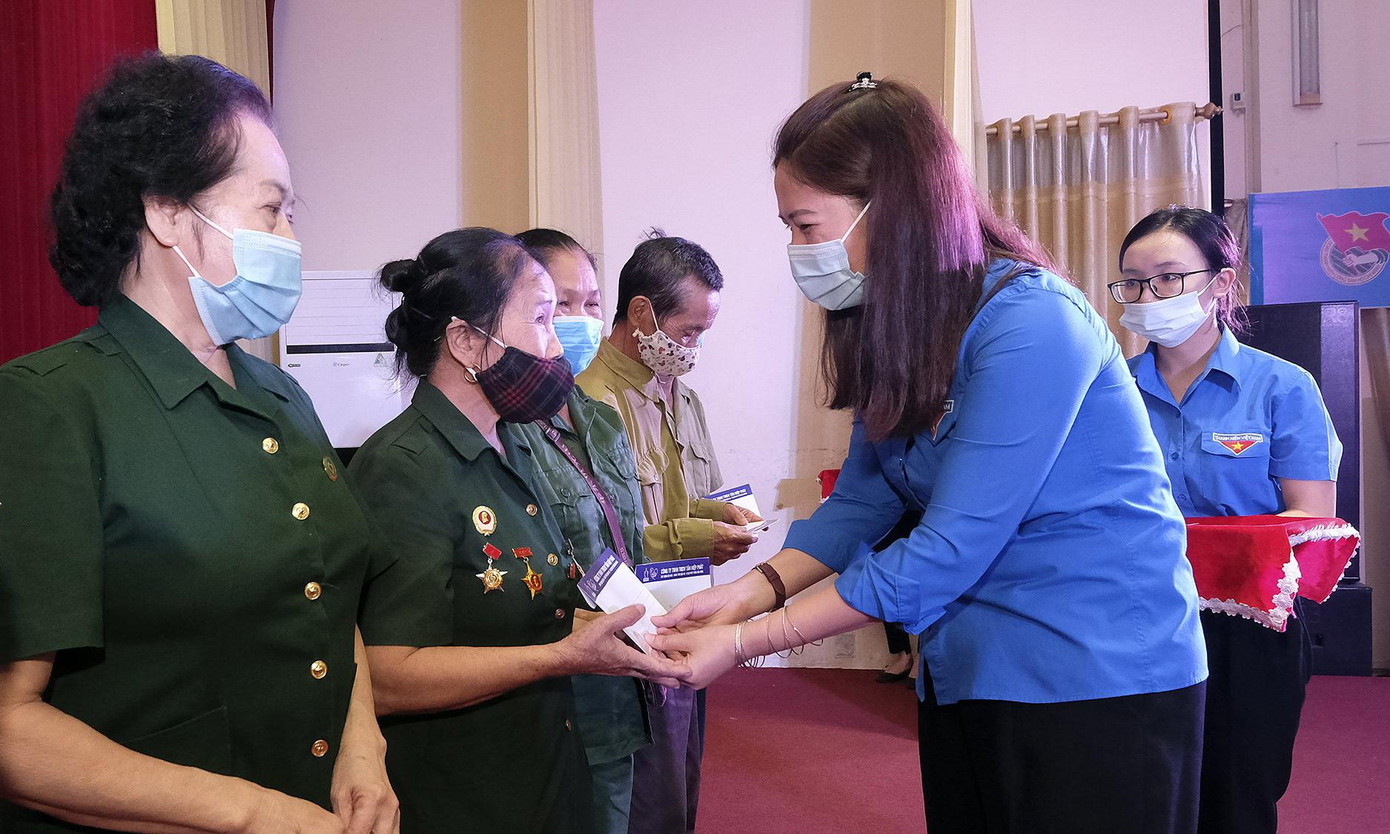 Chị Đoàn Thị Thanh Tâm - Bí thư Tỉnh Đoàn Yên Bái tặng quà các cựu TNXP Chị Đoàn Thị Thanh Tâm - Bí thư Tỉnh Đoàn Yên Bái tặng quà các cựu TNXP