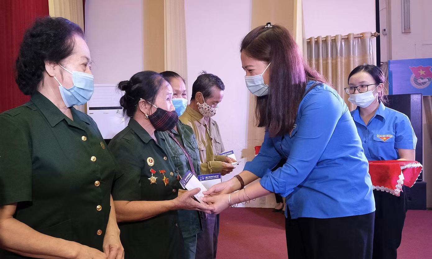 Chị Đoàn Thị Thanh Tâm - Bí thư Tỉnh Đoàn Yên Bái tặng quà các cựu TNXP Chị Đoàn Thị Thanh Tâm - Bí thư Tỉnh Đoàn Yên Bái tặng quà các cựu TNXP