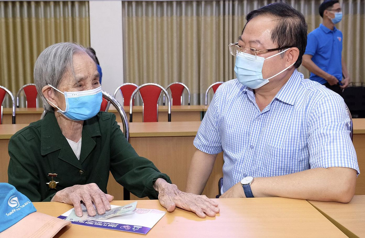 Trong chương trình, có cả những TNXP từ thời kỳ kháng chiến chống Pháp. Trong ảnh, nhà báo Lê Xuân Sơn hỏi thăm, động viên cựu TNXP Nguyễn Thị Trường (92 tuổi). Trong chương trình, có cả những TNXP từ thời kỳ kháng chiến chống Pháp. Trong ảnh, nhà báo Lê Xuân Sơn hỏi thăm, động viên cựu TNXP Nguyễn Thị Trường (92 tuổi).