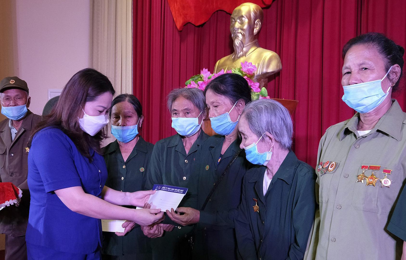 Tại chương trình, Ban Tổ chức đã trao 50 suất quà, mỗi suất một triệu đồng cho cựu TNXP. Trong ảnh, bà Vũ Thị Hiền Hạnh - Phó Chủ tịch UBND tỉnh Yên Bái tặng quà các cựu TNXP. 50 triệu đồng quà tặng do nhãn hàng Doctor Thanh của Tập đoàn Tân Hiệp Phát tài trợ. Ngoài ra Doctor Thanh còn tài trợ 50 triệu đồng để triển khai chương trình ở Hải Phòng. Tại chương trình, Ban Tổ chức đã trao 50 suất quà, mỗi suất một triệu đồng cho cựu TNXP. Trong ảnh, bà Vũ Thị Hiền Hạnh - Phó Chủ tịch UBND tỉnh Yên Bái tặng quà các cựu TNXP. 50 triệu đồng quà tặng do nhãn hàng Doctor Thanh của Tập đoàn Tân Hiệp Phát tài trợ. Ngoài ra Doctor Thanh còn tài trợ 50 triệu đồng để triển khai chương trình ở Hải Phòng.