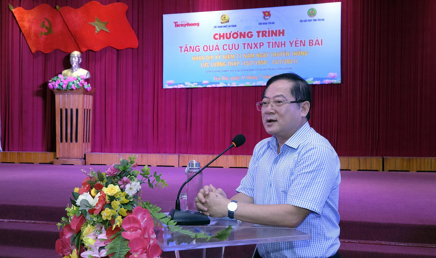 Phát biểu tại chương trình, Nhà báo Lê Xuân Sơn - Tổng Biên tập báo Tiền Phong đã bày tỏ tình cảm tri ân đối với những cống hiến và hy sinh của các cựu thanh niên xung phong trong chiến đấu giải phóng, bảo vệ và xây dựng đất nước. Nhà báo Lê Xuân Sơn cho biết, hơn 20 năm nay Báo Tiền Phong thường xuyên có các hoạt động đền ơn đáp nghĩa, sẻ chia với các cựu thanh niên xung phong có hoàn cảnh khó khăn. Dịp lễ tết và ngày truyền thống của lực lượng, báo đã vận động nguồn lực và có sự đồng hành của các đơn vị để tổ chức các hoạt động giao lưu, thăm hỏi và tặng quà các cựu thanh niên xung phong. Trong năm, báo có những hoạt động hỗ trợ với những trường hợp khó khăn. Phát biểu tại chương trình, Nhà báo Lê Xuân Sơn - Tổng Biên tập báo Tiền Phong đã bày tỏ tình cảm tri ân đối với những cống hiến và hy sinh của các cựu thanh niên xung phong trong chiến đấu giải phóng, bảo vệ và xây dựng đất nước. Nhà báo Lê Xuân Sơn cho biết, hơn 20 năm nay Báo Tiền Phong thường xuyên có các hoạt động đền ơn đáp nghĩa, sẻ chia với các cựu thanh niên xung phong có hoàn cảnh khó khăn. Dịp lễ tết và ngày truyền thống của lực lượng, báo đã vận động nguồn lực và có sự đồng hành của các đơn vị để tổ chức các hoạt động giao lưu, thăm hỏi và tặng quà các cựu thanh niên xung phong. Trong năm, báo có những hoạt động hỗ trợ với những trường hợp khó khăn.