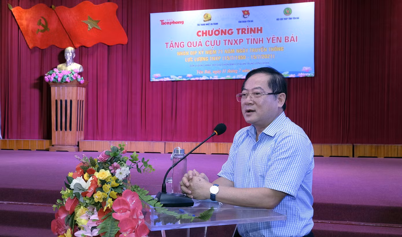 Phát biểu tại chương trình, Nhà báo Lê Xuân Sơn - Tổng Biên tập báo Tiền Phong đã bày tỏ tình cảm tri ân đối với những cống hiến và hy sinh của các cựu thanh niên xung phong trong chiến đấu giải phóng, bảo vệ và xây dựng đất nước. Nhà báo Lê Xuân Sơn cho biết, hơn 20 năm nay Báo Tiền Phong thường xuyên có các hoạt động đền ơn đáp nghĩa, sẻ chia với các cựu thanh niên xung phong có hoàn cảnh khó khăn. Dịp lễ tết và ngày truyền thống của lực lượng, báo đã vận động nguồn lực và có sự đồng hành của các đơn vị để tổ chức các hoạt động giao lưu, thăm hỏi và tặng quà các cựu thanh niên xung phong. Trong năm, báo có những hoạt động hỗ trợ với những trường hợp khó khăn. Phát biểu tại chương trình, Nhà báo Lê Xuân Sơn - Tổng Biên tập báo Tiền Phong đã bày tỏ tình cảm tri ân đối với những cống hiến và hy sinh của các cựu thanh niên xung phong trong chiến đấu giải phóng, bảo vệ và xây dựng đất nước. Nhà báo Lê Xuân Sơn cho biết, hơn 20 năm nay Báo Tiền Phong thường xuyên có các hoạt động đền ơn đáp nghĩa, sẻ chia với các cựu thanh niên xung phong có hoàn cảnh khó khăn. Dịp lễ tết và ngày truyền thống của lực lượng, báo đã vận động nguồn lực và có sự đồng hành của các đơn vị để tổ chức các hoạt động giao lưu, thăm hỏi và tặng quà các cựu thanh niên xung phong. Trong năm, báo có những hoạt động hỗ trợ với những trường hợp khó khăn.