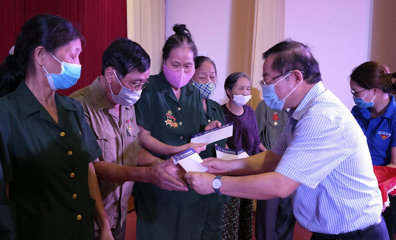 Nhà báo Lê Xuân Sơn - Tổng Biên tập báo Tiền Phong tặng quà các cựu TNXP Nhà báo Lê Xuân Sơn - Tổng Biên tập báo Tiền Phong tặng quà các cựu TNXP