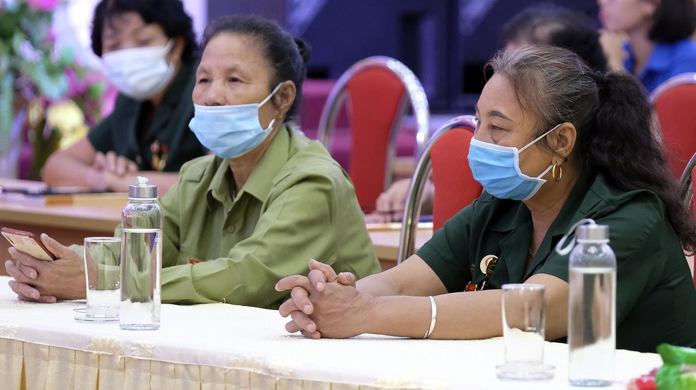 Để đảm bảo công tác phòng chống dịch COVID-19, chương trình gặp gỡ, trao quà đã diễn ra nhanh gọn, nhưng vẫn đầy ắp tình cảm. Để đảm bảo công tác phòng chống dịch COVID-19, chương trình gặp gỡ, trao quà đã diễn ra nhanh gọn, nhưng vẫn đầy ắp tình cảm.