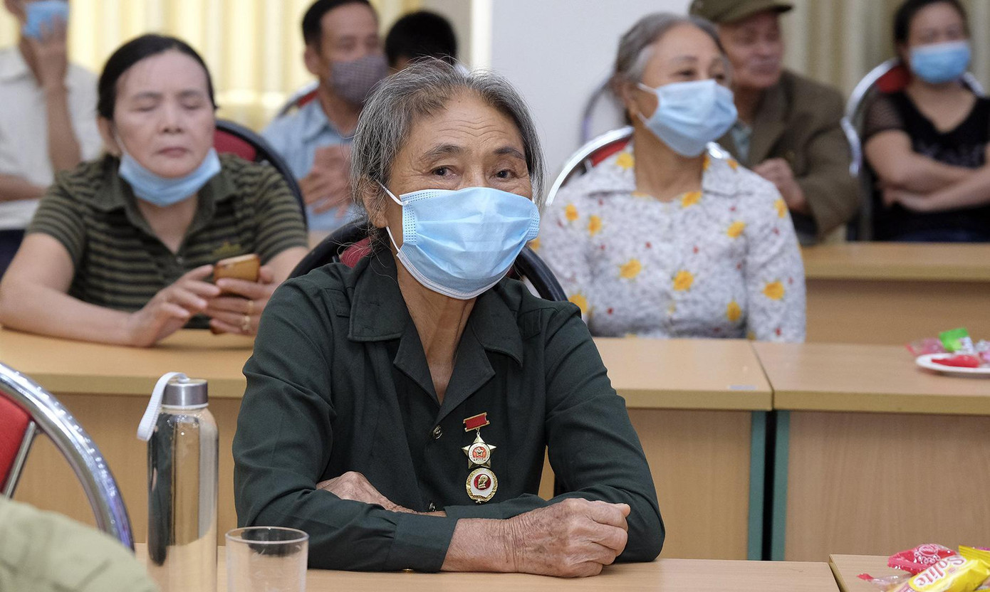 Bà Trần Thị Thể (70 tuổi) theo tiếng gọi của đất nước đã lên đường tham gia lực lượng TNXP từ năm 1968 - 1971. Bà Thể chia sẻ rất phấn khởi khi chương trình gặp mặt, tặng quà được tổ chức để những TNXP một thời được gặp gỡ ôn lại truyền thống của lực lượng. Bà Trần Thị Thể (70 tuổi) theo tiếng gọi của đất nước đã lên đường tham gia lực lượng TNXP từ năm 1968 - 1971. Bà Thể chia sẻ rất phấn khởi khi chương trình gặp mặt, tặng quà được tổ chức để những TNXP một thời được gặp gỡ ôn lại truyền thống của lực lượng.