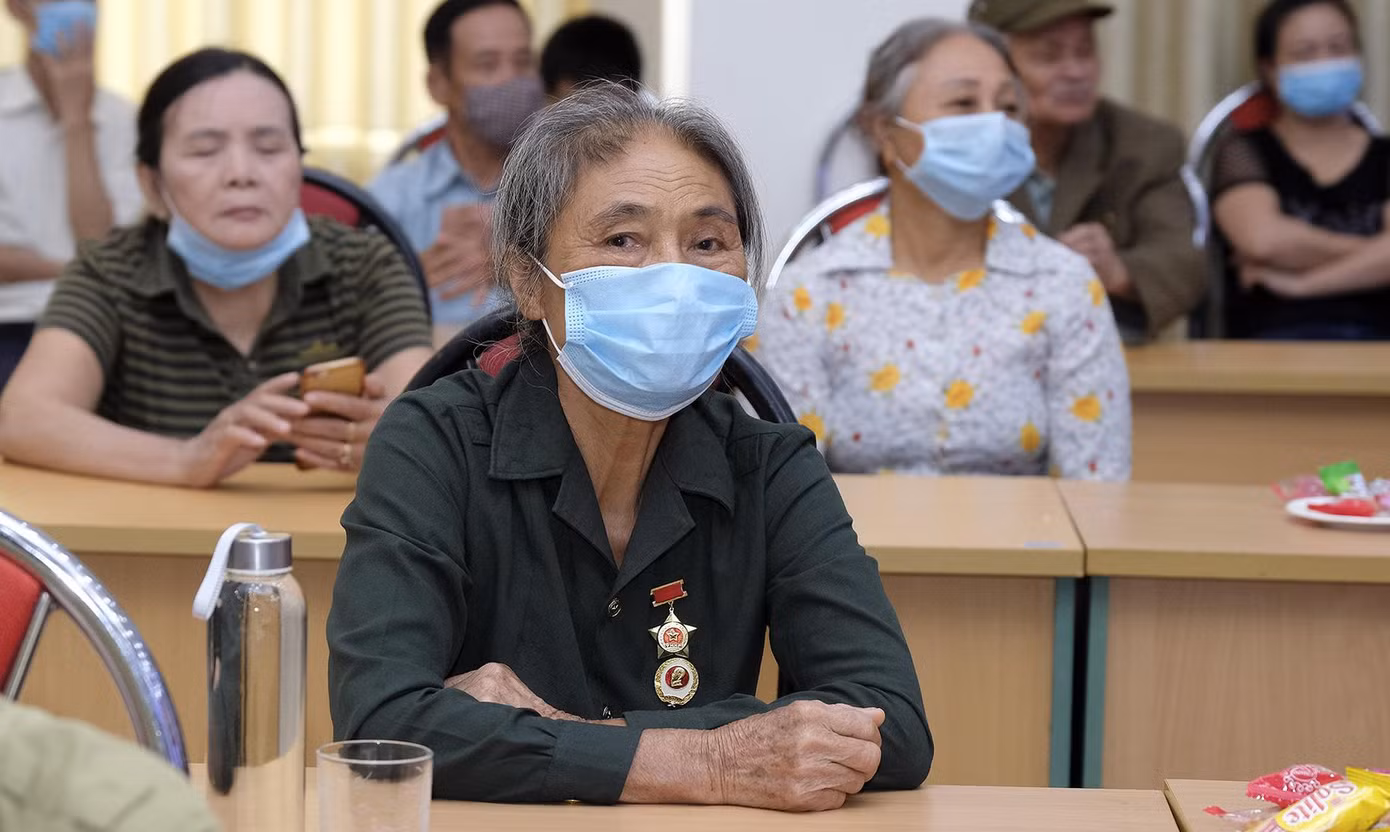 Bà Trần Thị Thể (70 tuổi) theo tiếng gọi của đất nước đã lên đường tham gia lực lượng TNXP từ năm 1968 - 1971. Bà Thể chia sẻ rất phấn khởi khi chương trình gặp mặt, tặng quà được tổ chức để những TNXP một thời được gặp gỡ ôn lại truyền thống của lực lượng. Bà Trần Thị Thể (70 tuổi) theo tiếng gọi của đất nước đã lên đường tham gia lực lượng TNXP từ năm 1968 - 1971. Bà Thể chia sẻ rất phấn khởi khi chương trình gặp mặt, tặng quà được tổ chức để những TNXP một thời được gặp gỡ ôn lại truyền thống của lực lượng.