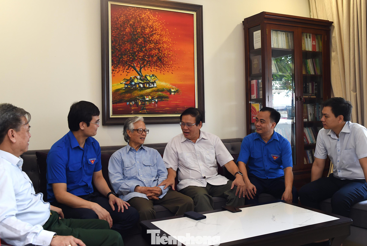 Đoàn đến thăm ông Nguyễn Tiến Thụ. Ông Thụ đã chia sẻ năm tháng tham gia lực lượng thanh niên xung phong và làm nhiệm vụ phá bom mìn ngã ba Cò Noi (huyện Mai Sơn, Sơn La) trong kháng chiến chống Pháp. Ảnh: Xuân Tùng Đoàn đến thăm ông Nguyễn Tiến Thụ. Ông Thụ đã chia sẻ năm tháng tham gia lực lượng thanh niên xung phong và làm nhiệm vụ phá bom mìn ngã ba Cò Noi (huyện Mai Sơn, Sơn La) trong kháng chiến chống Pháp. Ảnh: Xuân Tùng