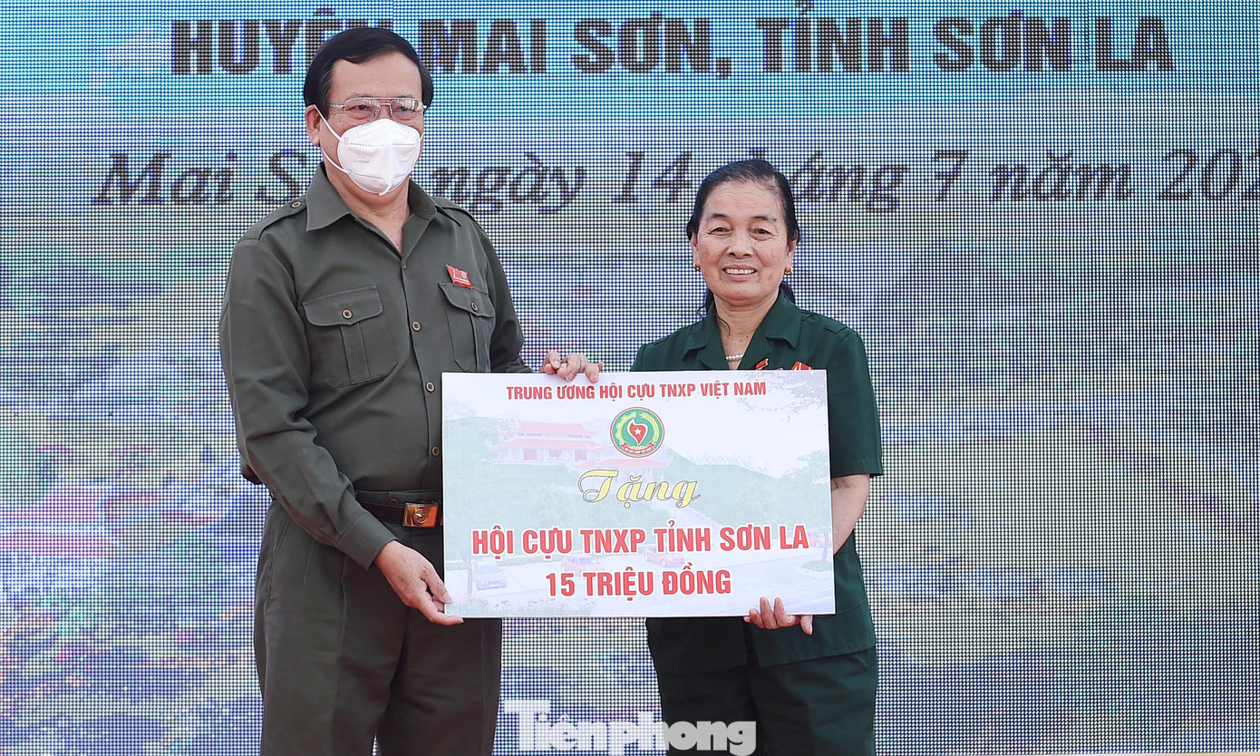 T.Ư Hội Cựu TNXP Việt Nam trao tặng 15 triệu đồng đến Hội Cựu TNXP tỉnh Sơn La. Trong ảnh, ông Vũ Trọng Kim - Chủ tịch T.Ư Hội Cựu TNXP Việt Nam trao tặng.