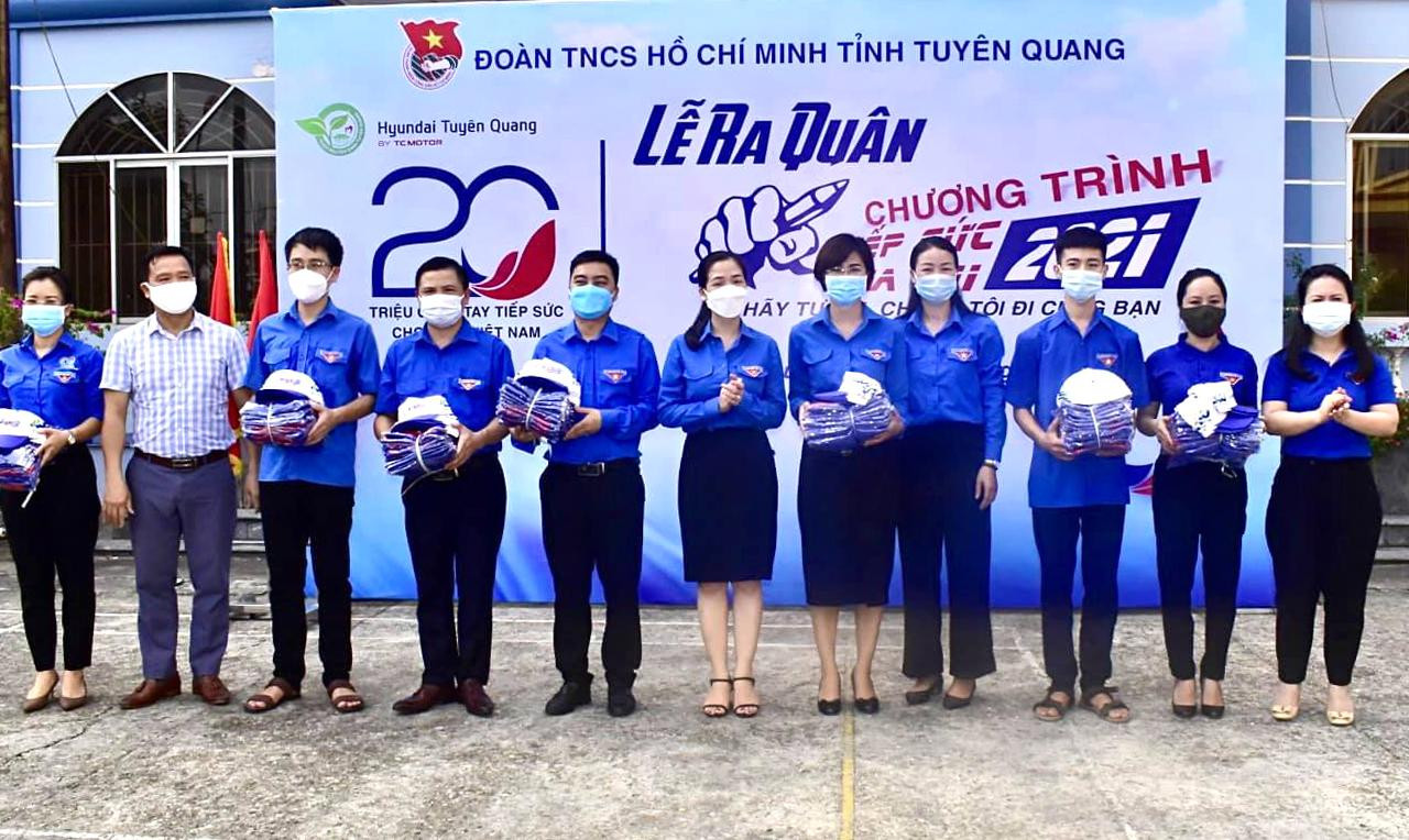 Tỉnh Đoàn Tuyên Quang trao tặng các vật phẩm đến các đội hình tình nguyện Tiếp sức mùa thi 2021. Tỉnh Đoàn Tuyên Quang trao tặng các vật phẩm đến các đội hình tình nguyện Tiếp sức mùa thi 2021.