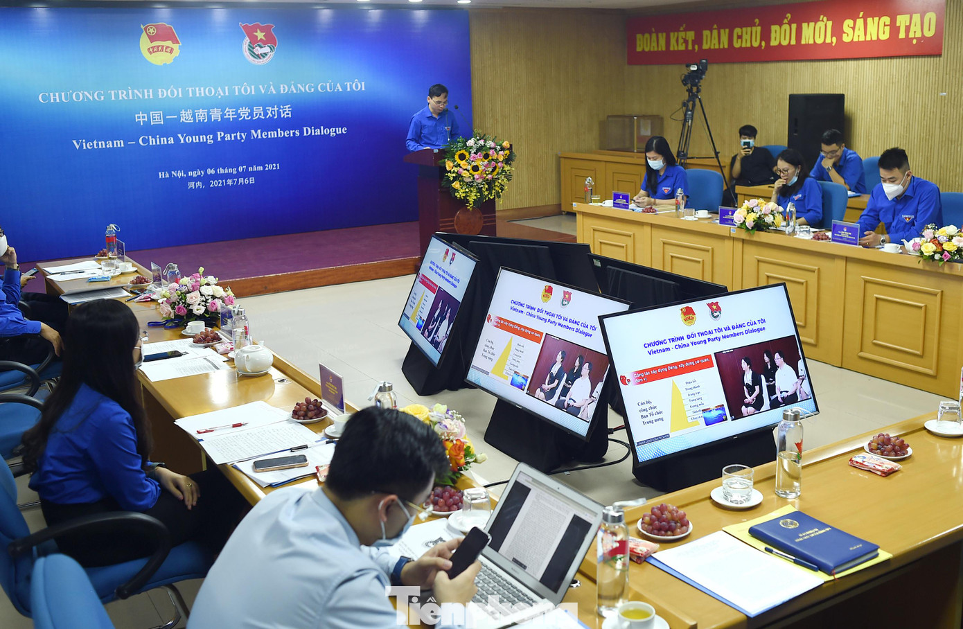 Các đại biểu thanh niên trình bày tham luận tại chương trình. Ảnh: Xuân Tùng Các đại biểu thanh niên trình bày tham luận tại chương trình. Ảnh: Xuân Tùng