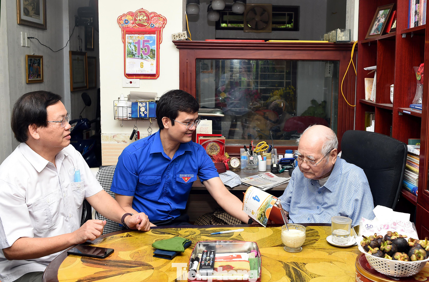 Ông Tạ Quang Chiến, nay tuổi đã ngoài 90, có phần khó nghe nên người trò chuyện cần biên ra giấy. Ông Chiến vẫn minh mẫn và thường xuyên đọc báo cập nhật các vấn đề thời sự, chính trị xã hội. Ông quan tâm đến việc phát huy vai trò của tổ chức Đoàn thanh niên trong việc đồng hành, hỗ trợ thế hệ trẻ; cũng như các vấn đề xã hội. Ảnh: Xuân Tùng Ông Tạ Quang Chiến, nay tuổi đã ngoài 90, có phần khó nghe nên người trò chuyện cần biên ra giấy. Ông Chiến vẫn minh mẫn và thường xuyên đọc báo cập nhật các vấn đề thời sự, chính trị xã hội. Ông quan tâm đến việc phát huy vai trò của tổ chức Đoàn thanh niên trong việc đồng hành, hỗ trợ thế hệ trẻ; cũng như các vấn đề xã hội. Ảnh: Xuân Tùng