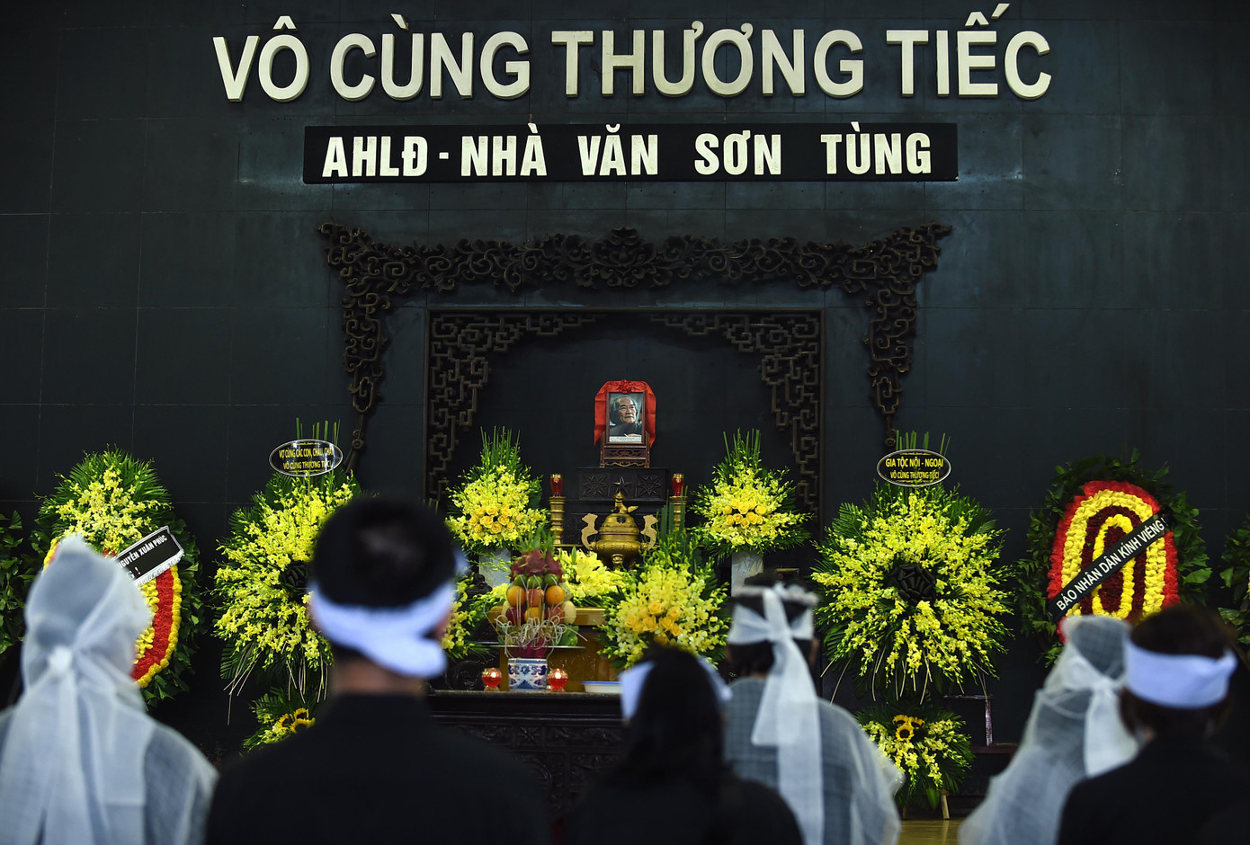 Đúng 7h30 lễ viếng nhà văn Sơn Tùng bắt đầu.