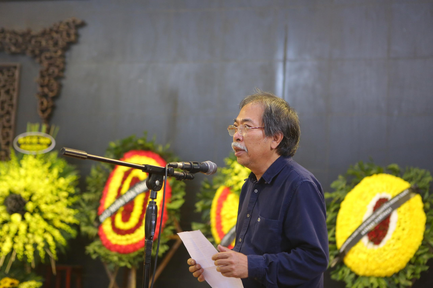 Chủ tịch Hội Nhà văn Việt Nam Nguyễn Quang Thiều phát biểu tiễn biệt nhà văn Sơn Tùng.