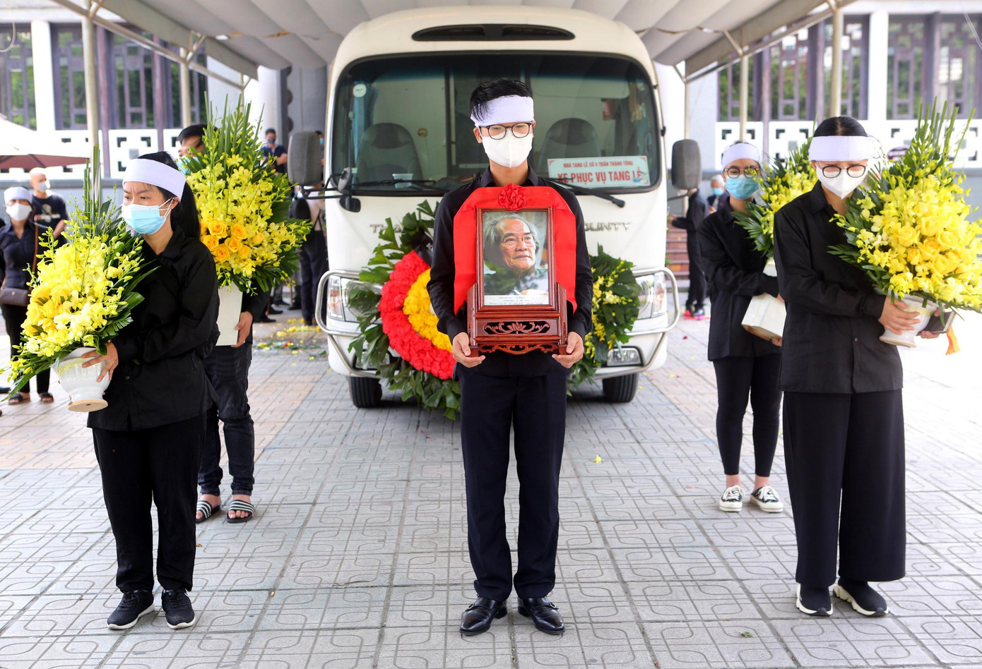 Nhà văn Sơn Tùng được an táng tại nghĩa trang quê nhà xã Diễn Kim, huyện Diễn Châu, tỉnh Nghệ An.