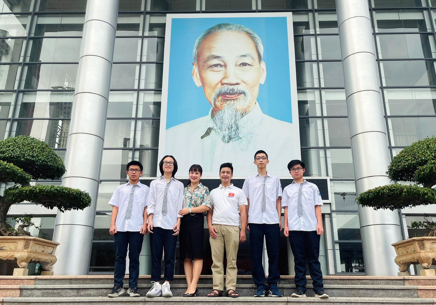 Các thành viên đội Việt Nam dự thi IMMC 2021 và giáo viên hướng dẫn, phụ trách đội đi thi