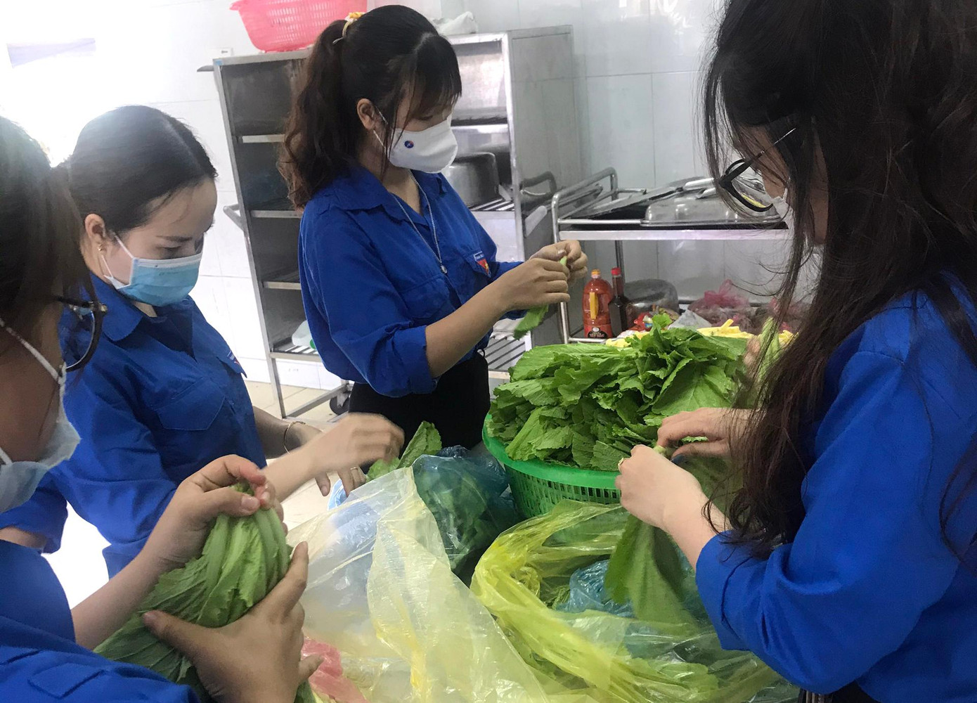 Các tình nguyện viên tham gia chuẩn bị bữa cơm tiếp sức thí sinh. Ảnh: CTV