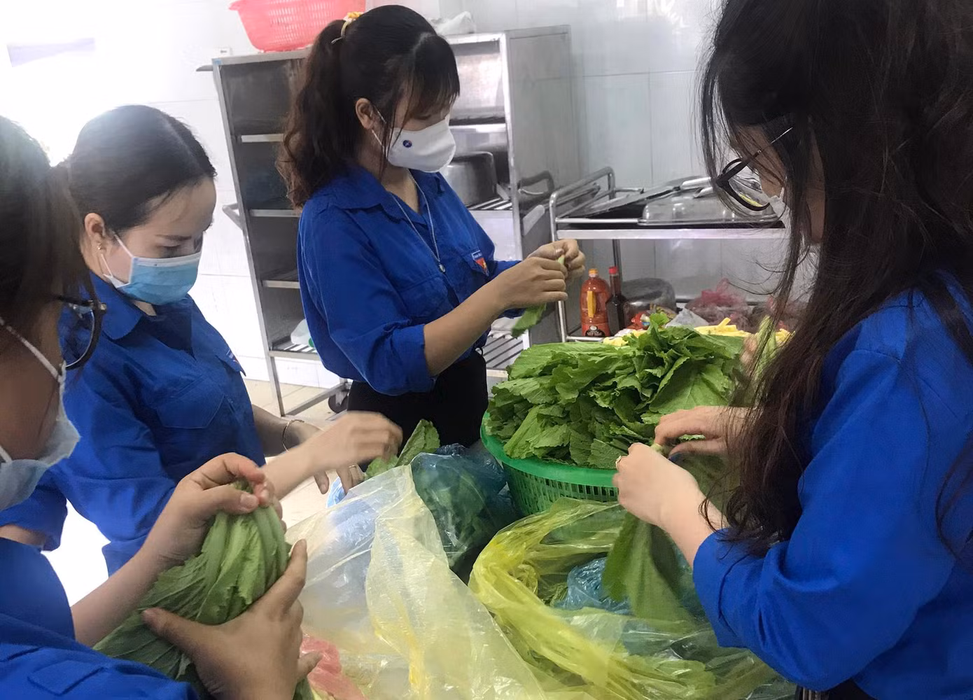 Các tình nguyện viên tham gia chuẩn bị bữa cơm tiếp sức thí sinh. Ảnh: CTV
