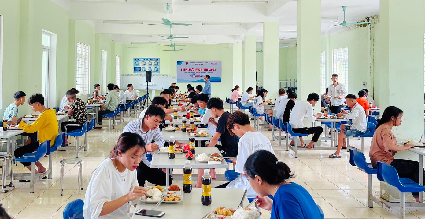 Chương trình dành tặng những bữa cơm đến các thí sinh. Ảnh: CTV